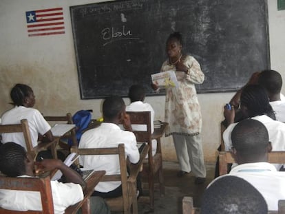 Una profesora ense&ntilde;a a los alumnos sobre el &eacute;bola en una escuela en Foya, Liberia.