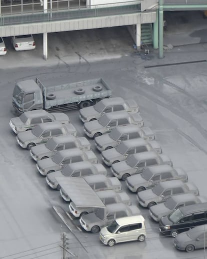 Las prefecturas de Kumamoto y Oita sufrieron el pasado abril los peores terremotos que han golpeado Japón desde el desastre de marzo de 2011. En la imagen, coches cubiertos de ceniza en la ciudad de Aso (Japón).