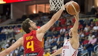 Gasol tapona a Güler, de Turquía.