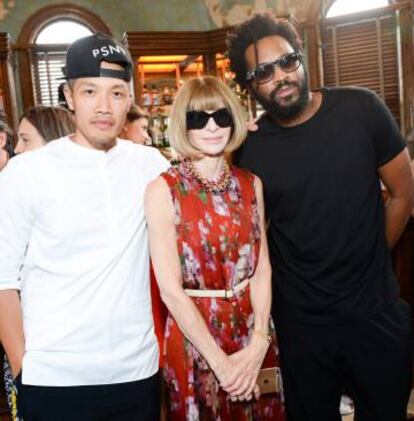 Los diseñadores Dao-Yi Chow y Maxwell Osborne con Anna Wintuor, en 2015.