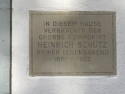 Placa conmemorativa en la fachada de la casa de Weißenfels en la que pasó Heinrich Schütz los últimos quince años de su vida.