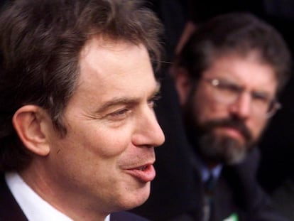 El ex primer ministro británico Tony Blair y el presidente del Sinn Fein, Gerry Adams, anuncian una suspensión de 20 días en las conversaciones de paz con el IRA, el 1 de abril de 1999.