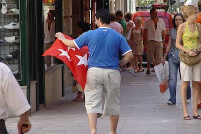 Un madrileño enrolla su bandera de Madrid 2012 como diciendo '¡Hasta otra ocasión!'.