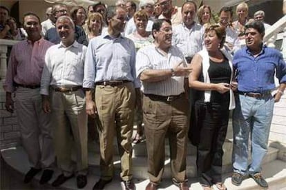 Francisco Camps y Ramón Luis Valcárcel con los asistentes a la comida en Torrevieja.