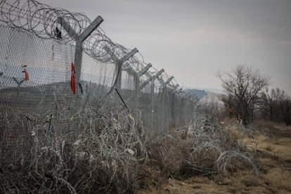 Las concertinas coronan la valla fronteriza en Idomeni, instaladas en su base de tal manera que es imposible acercarse a ella. Macedonia inició la construcción de la valla el 28 de noviembre de 2015. (Febrero 2017)