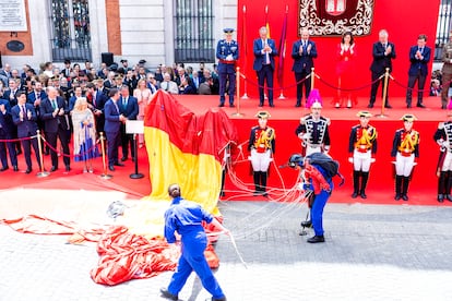 Un paracaidista del Ejército del Aire, tras aterrizar en la Puerta del Sol.