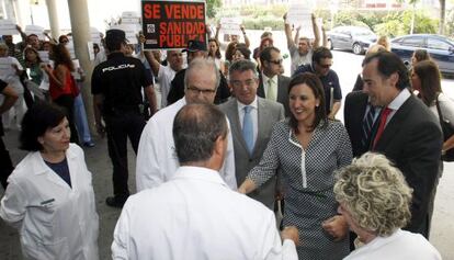 Catalá y Llompart recibidos con protestas en el hospital de Alicante.