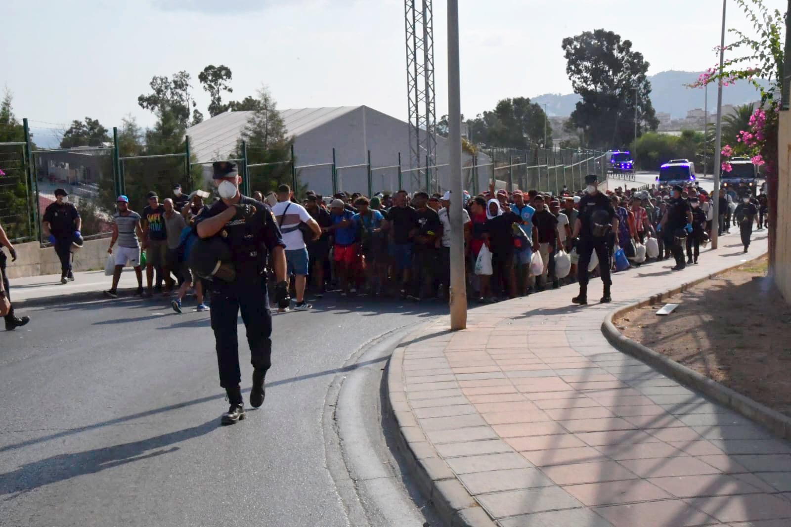 El gran desalojo de la playa de El Trampolín: “No es para ir a Marruecos, es una jaima buena”