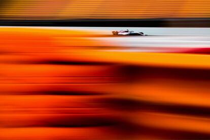 Valtteri Bottas de Mercedes compite durante el segundo día en Montmeló (España).