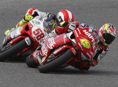 Álvaro Bautista, a la derecha, y el italiano Marco Simoncelli antes de chocar en Jerez.