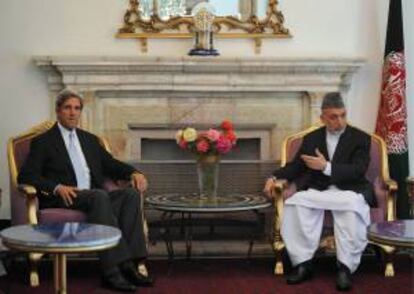 En la imagen, el presidente afgano, Hamid Karzai (d), y el secretario de Estados de EE.UU., John Kerry (i). EFE/Archivo