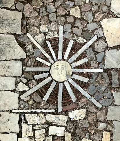 Detalle de las piedras rescatadas para pavimentar el camino hacia la Acrópolis. Fotografía cedida por el Círculo de Bellas Artes de Madrid.