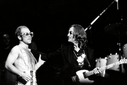 UNITED STATES - NOVEMBER 28: MADISON SQUARE GARDEN Photo of Elton JOHN and John LENNON, with Elton John performing live onstage - Lennon's last live appearance (Photo by Steve Morley/Redferns)