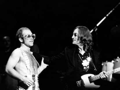 UNITED STATES - NOVEMBER 28:  MADISON SQUARE GARDEN  Photo of Elton JOHN and John LENNON, with Elton John performing live onstage - Lennon's last live appearance  (Photo by Steve Morley/Redferns)