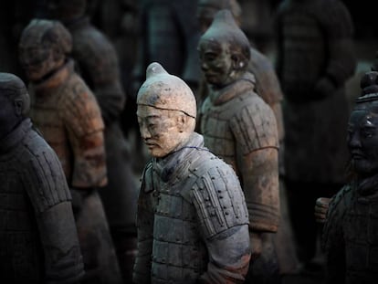 Varios guerreros de terracota, en Xian.