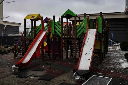 Un parque infantil con agujeros de bala en Bucha, al noroeste de Kiev, el sábado. La organización de derechos humanos Human Rights Watch (HRW) denunció el domingo en un informe que en las zonas de Ucrania bajo control ruso se han cometido "ejecuciones sumarias" y "otros graves abusos" que podrían constituir crímenes de guerra.