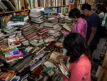 Varios clientes buscan libros en A trav&eacute;s del espejo.