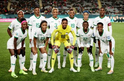 Las jugadoras de la selección de Zambia posan momentos antes del comienzo del partido. 