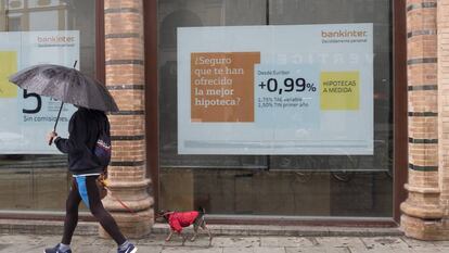 Carteles con ofertas de hipotecas en una sucursal bancaria en Sevilla.