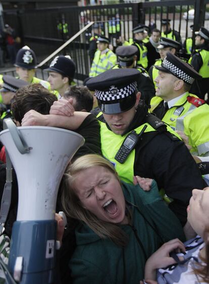 Activistas antifascistas se enfrentan a la policía ante la sede de la BBC.