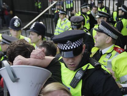 Activistas antifascistas se enfrentan a la policía ante la sede de la BBC.