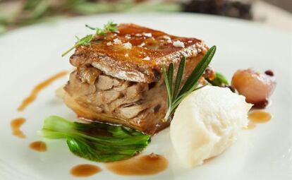 Plato de cochinillo del Pirineo aragonés servido en Catalunya.