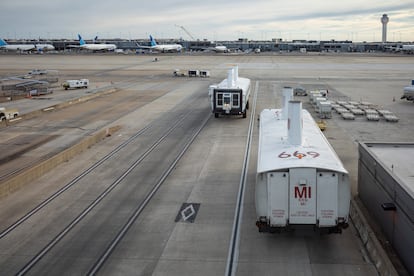 Vista del aeropuerto de Dulles Airport, con los 'movers' que llevan y traen a los pasajeros entre terminales.