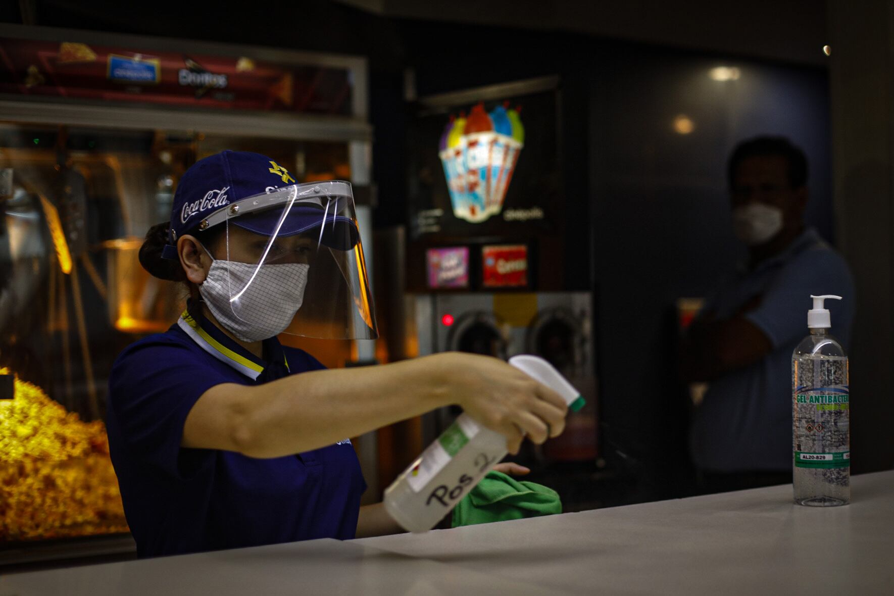 Una trabajadora de Cinépolis trabaja con las medidas sanitarias recomendadas durante la reapertura de las salas de cine en México, en agosto de 2020. 