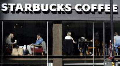 Howard Schultz, presidente y consejero delegado de Starbucks Coffee Company, explicó que la aceleración de la actividad de promoción y expansión en Asia contribuyeron de manera significativa a estos "sólidos resultados". EFE/Archivo