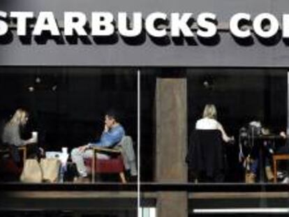 Howard Schultz, presidente y consejero delegado de Starbucks Coffee Company, explicó que la aceleración de la actividad de promoción y expansión en Asia contribuyeron de manera significativa a estos "sólidos resultados". EFE/Archivo