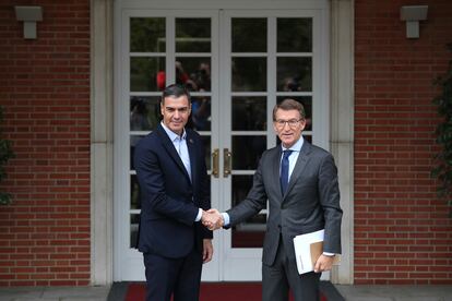 Encuentro entre el presidente del Gobierno, Pedro Sánchez, y el líder del Partido Popular, Alberto Núñez Feijóo, el pasado lunes en La Moncloa.