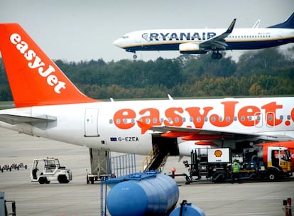 Las aerolíneas &#39;low cost&#39;, como easyJet y Ryanair, han sido claves en el rápido despegue de las agencias de viajes &#39;on line&#39;.