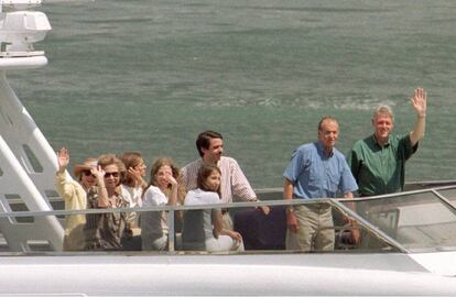 Los Reyes de España y el presidente estadounidense, Bill Clinton, acompañado por su esposa e hija, Hillary y Chelsea, junto al presidente del Gobierno español, José María Aznar, y su esposa, Ana Botella, durante un encuentro en el yate 'Fortuna' en aguas de Mallorca en 1997.