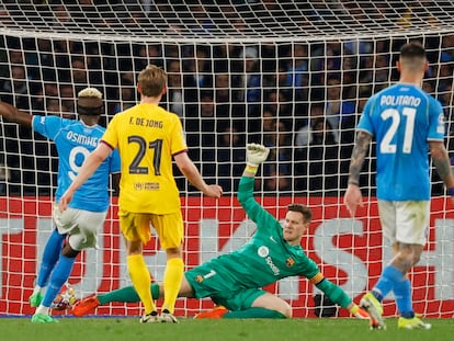 Soccer Football - Champions League - Round of 16 - First Leg - Napoli v FC Barcelona - Stadio Diego Armando Maradona, Naples, Italy - February 21, 2024 Napoli's Victor Osimhen scores their first goal REUTERS/Ciro De Luca