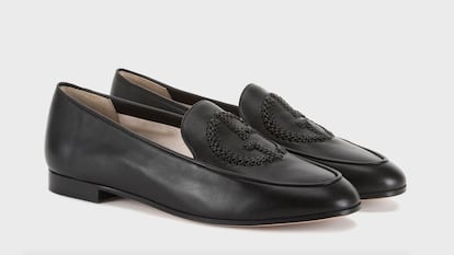 Nada como un clásico para acertar con un regalo. Estos mocasines de piel con logo bordado de Giorgio Armani son una de esas piezas versátiles y todoterreno que durarán siglos en tu armario.

690€