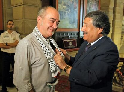 El delegado general de Palestina en España, Musa Odeh, coloca un pañuelo a Martin Garitano esta mañana.