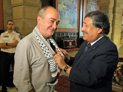 El delegado general de Palestina en España, Musa Odeh, coloca un pañuelo a Martin Garitano esta mañana.
