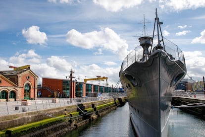 El 'HMS Caroline', un buque que participó en la Primera Guerra Mundial y se ha reconvertido un museo, en el Titanic Quarter de Belfast.