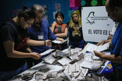 Funcionarios de casilla cuentan votos, el 2 de junio en Ciudad de México.