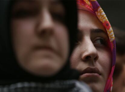 Dos jóvenes turcas durante una protesta islamista contra Dinamarca y Holanda, convocada en Estambul el pasado mes de abril.