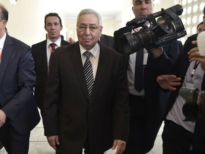 El presidente de Senado argelino, Abdelkader Bensalá (centro), a su llegada al Palacio de Naciones, este martes en Argel.