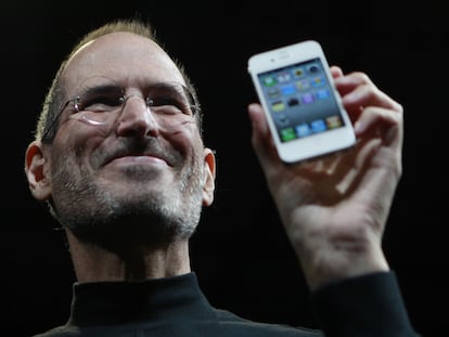 Steve Jobs sostiene en sus manos el primer teléfono creado por Apple, iPhone, presentado en enero de 2007.