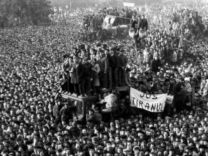 Cientos de personas se manifiestan contra el r&eacute;gimen de Nicolae Ceaucescu en Rumania frente a la sede del Partido Comunista, el 22 de diciembre de 1989, durante un mitin del dictador. / Radu Sigueti (Reuters)