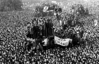 Cientos de personas se manifiestan contra el r&eacute;gimen de Nicolae Ceaucescu en Rumania frente a la sede del Partido Comunista, el 22 de diciembre de 1989, durante un mitin del dictador. / Radu Sigueti (Reuters)