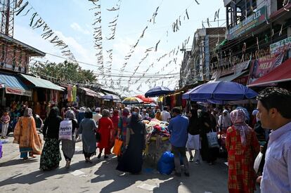 Una multitud de residentes de cachemira compran en un mercado antes de la festividad del Eid al-Fitr, que dará comienzo el 4 de junio, en Srinagar (India).