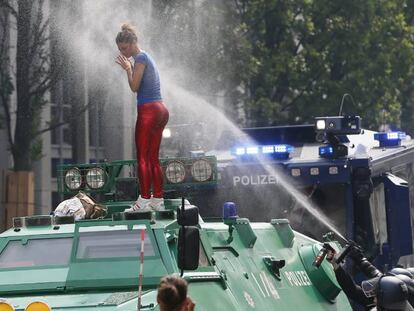 Manifestante em protesto contra a cúpula do G20 em Hamburgo.