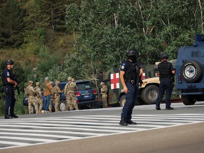 Agentes de policía de Kosovo junto a tropas de EE UU y la UE en Josevik, después de un ataque en el que ha muerto un policía.