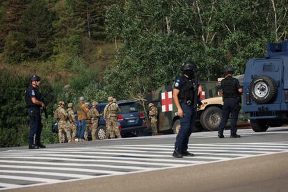 Agentes de policía de Kosovo junto a tropas de EE UU y la UE en Josevik, después de un ataque en el que ha muerto un policía.