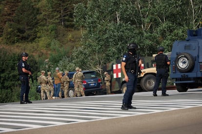 Agentes de policía de Kosovo junto a tropas de EE UU y la UE en Josevik, después de un ataque en el que ha muerto un policía.