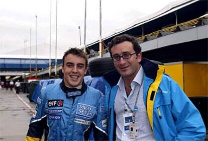 Fernando Alonso saludado por Alejandro Agag